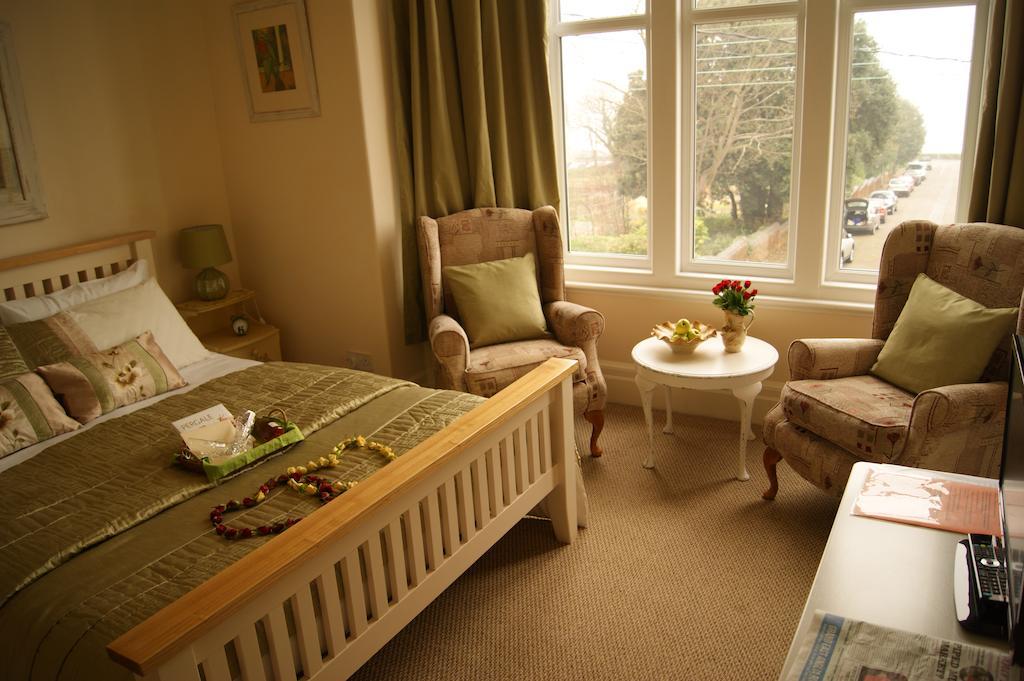 Sunset Guest House Hunstanton Oda fotoğraf A typical bedroom in a care home