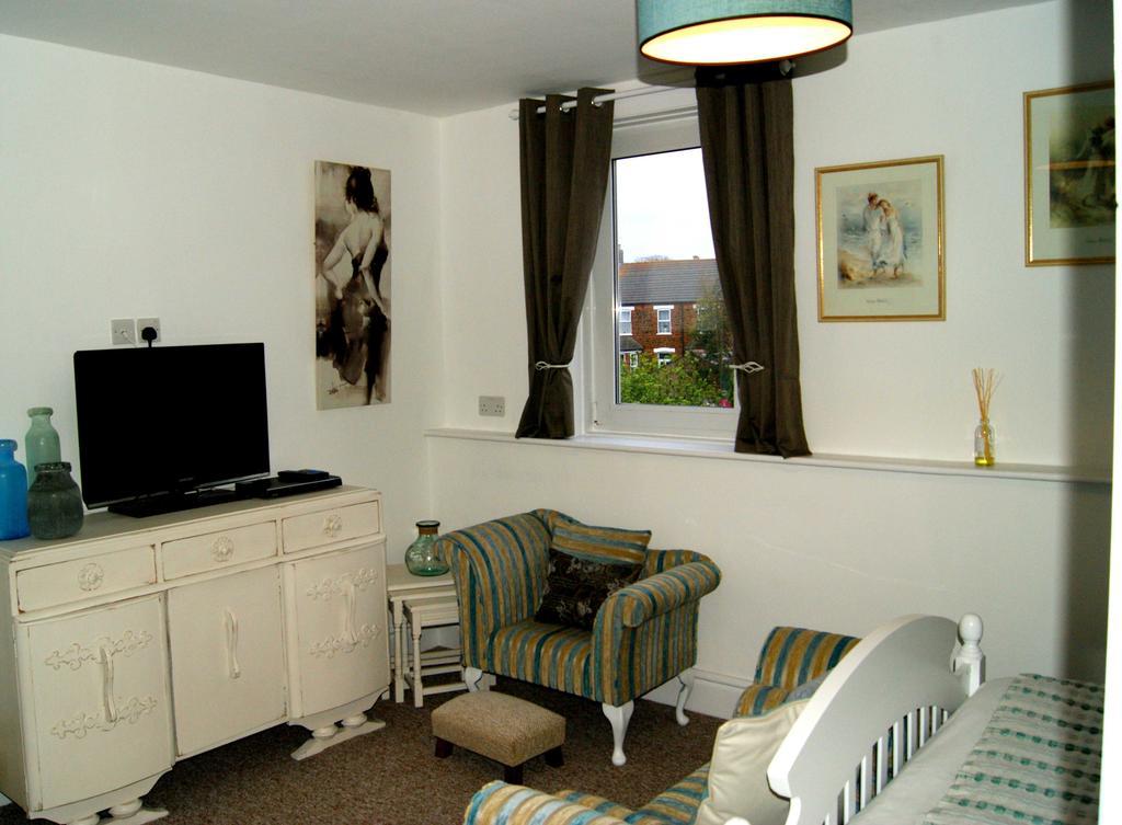 Sunset Guest House Hunstanton Dış mekan fotoğraf A typical bedroom in a UK HMO