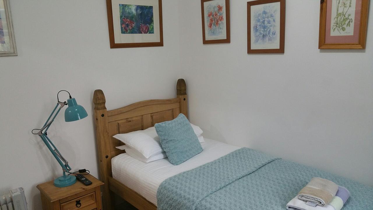 Sunset Guest House Hunstanton Dış mekan fotoğraf A bedroom at the Old School House
