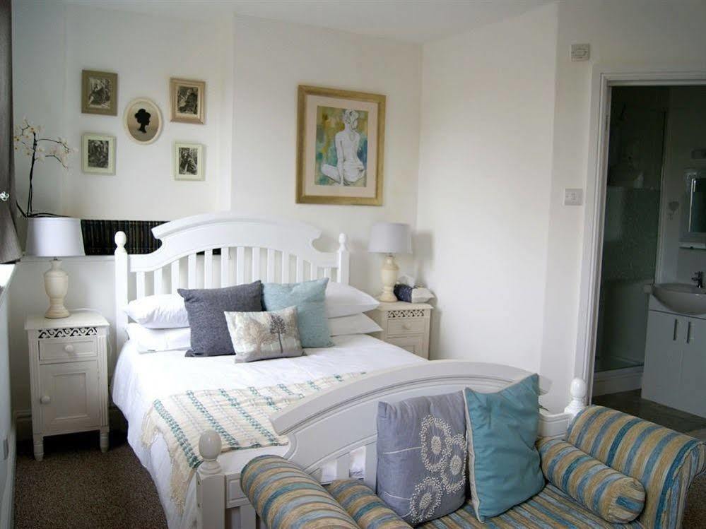 Sunset Guest House Hunstanton Dış mekan fotoğraf A bedroom in a typical B&B
